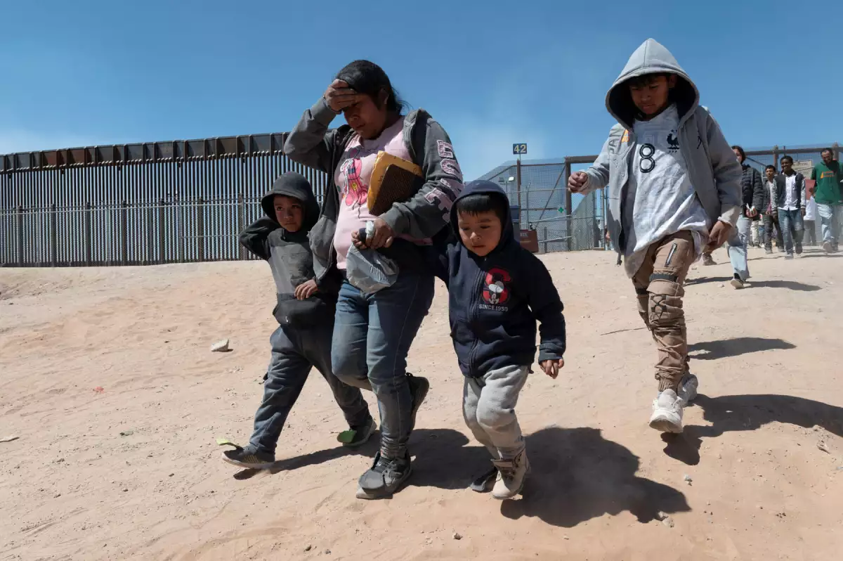 Migrants gather along the U.S. Mexico border near El Paso before the lifting of Tile 42