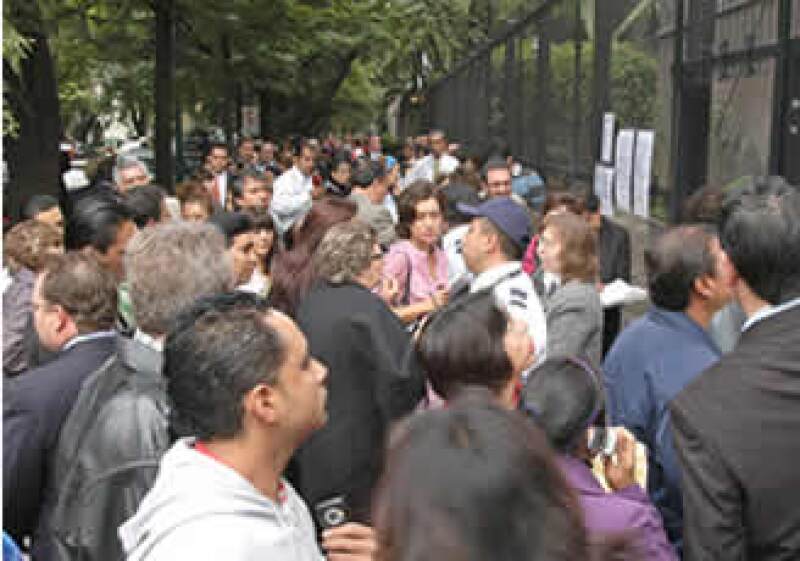 Los mexicanos se congregaron afuera de la embajada para pedir informes. (Foto: Notimex)