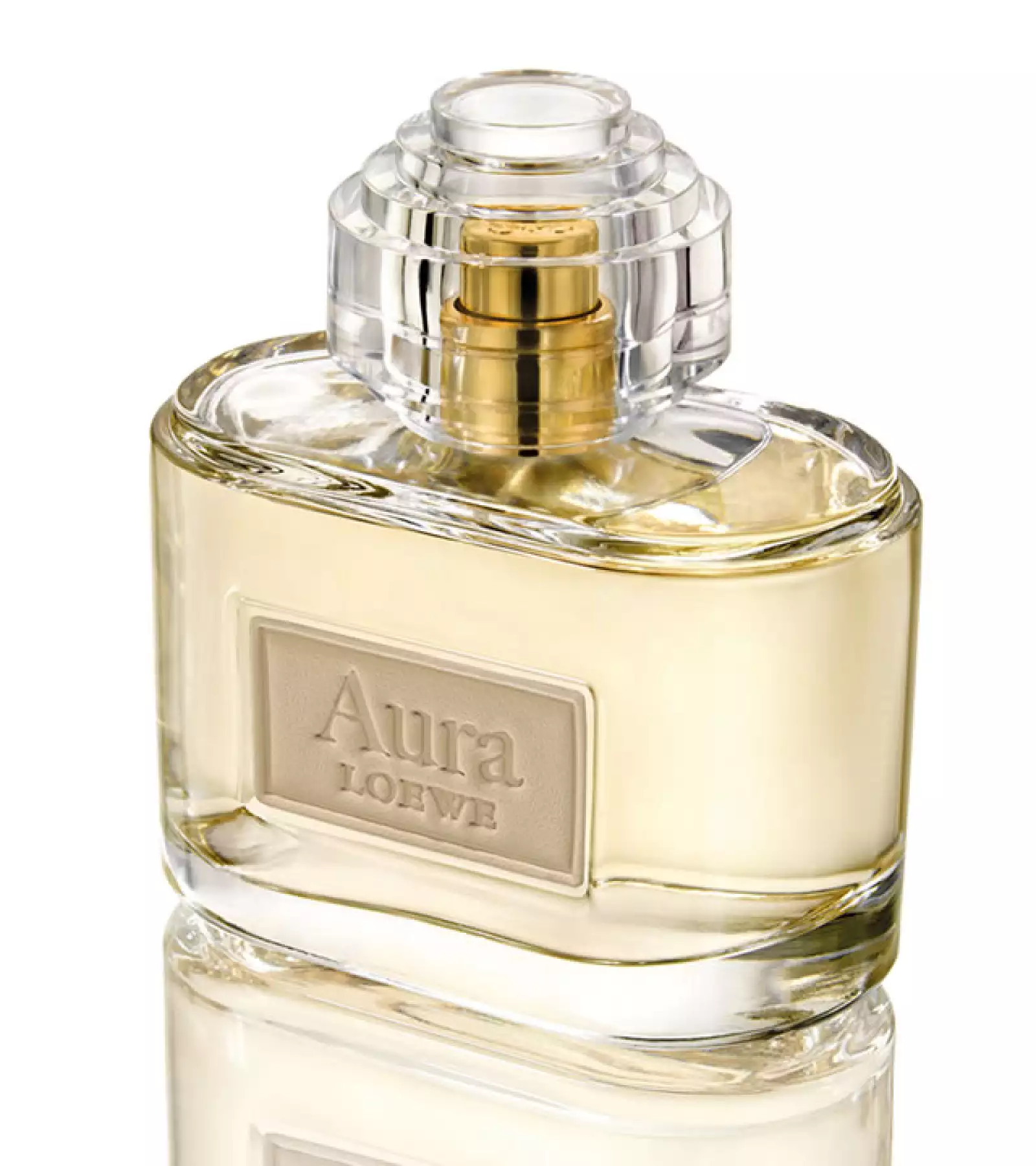 Aura Loewe Eau de Parfum: un eau de parfum floral y amaderado que se intensifica con un corazón intenso de Rosa Otto y un fondo de sándalo y la emblemática piel Loewe. Edición especial para regalar. 1,920 pesos. El Palacio de Hierro y Liverpool.