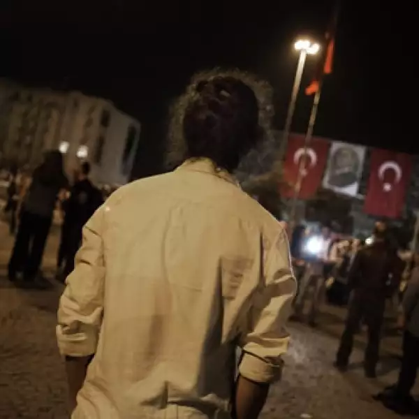Un hombre de pie inspira una protesta en Estambul