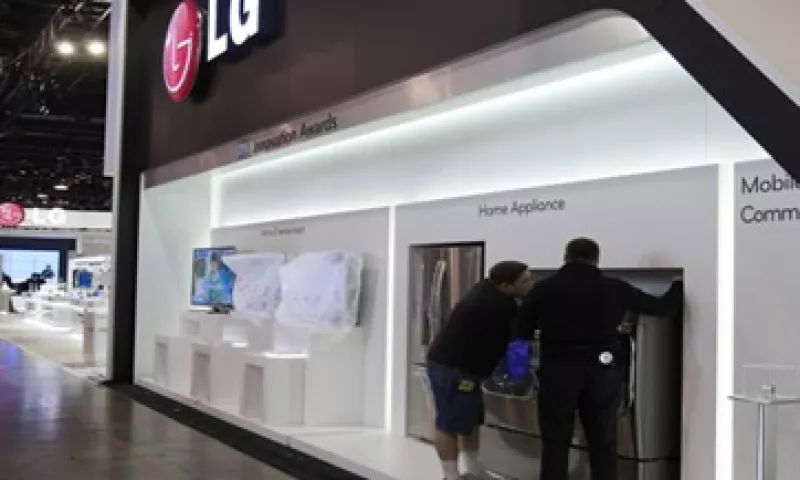 LG presentó un nuevo accesorio para sus televisores de alta gama con una estructura física similar al Kinect de Microsoft  (Foto: Reuters)