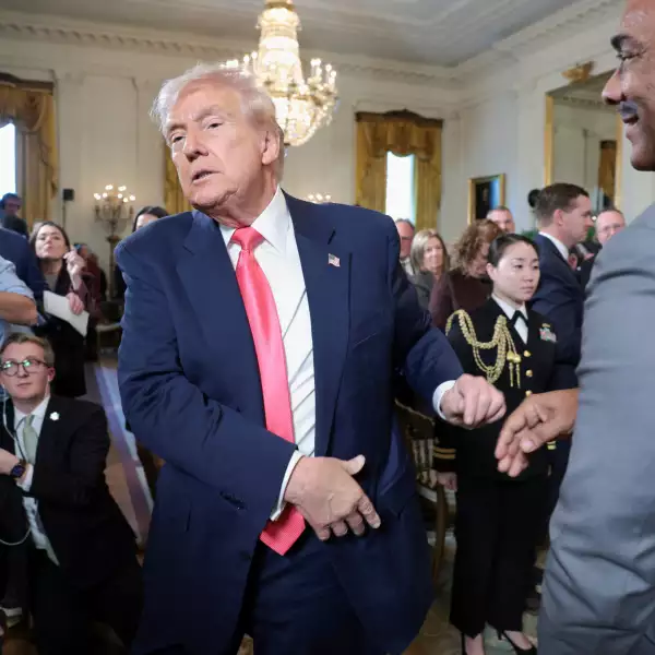 . S. El presidente Donald Trump camina después de estrechar la mano de Bruce LeVell después de la firma de una orden ejecutiva sobre "Fostering the Future" en la Sala Este de la Casa Blanca, en Washington, D.C., EE. UU., 13 de noviembre de 2025.