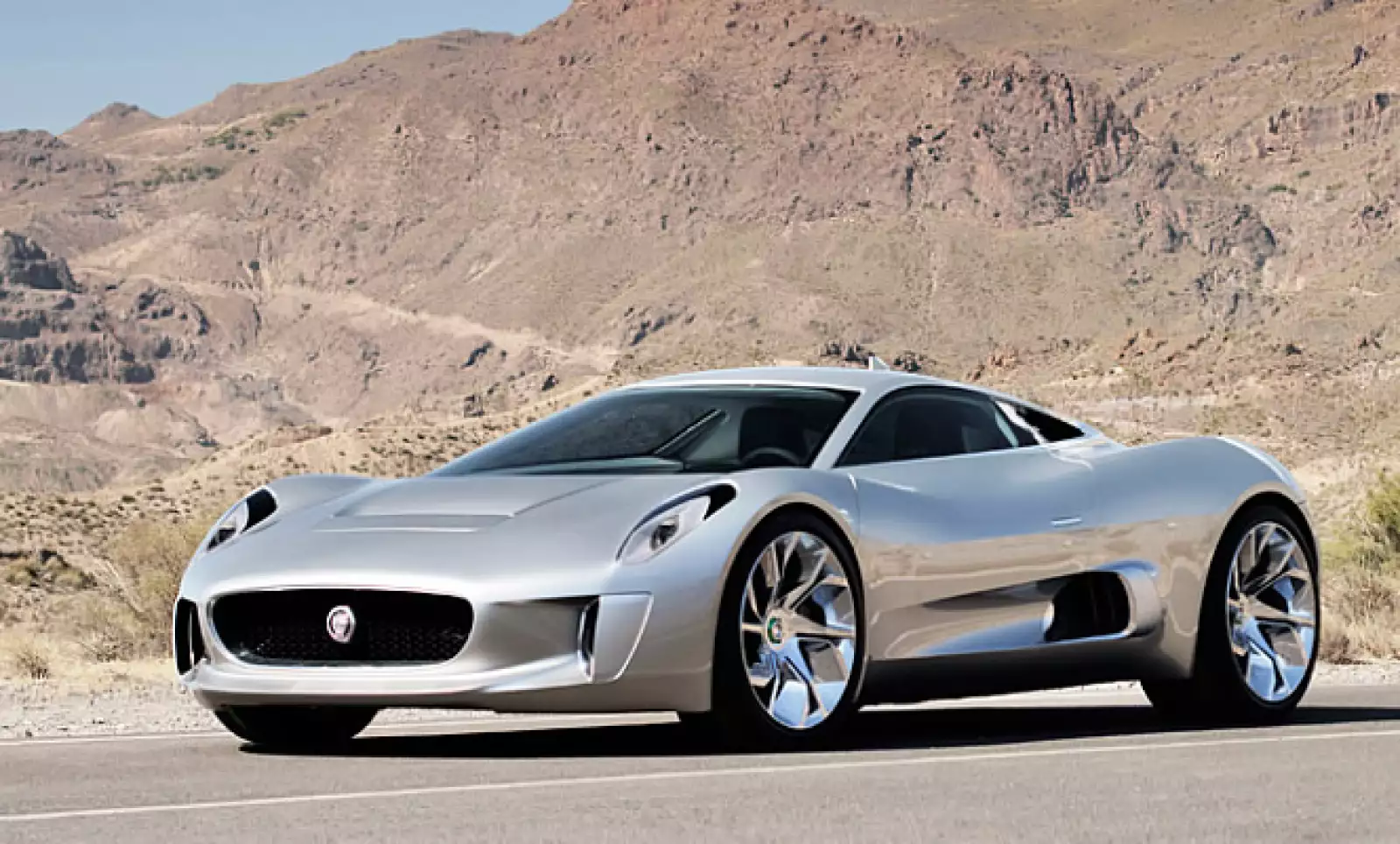 El vehículo tiene un rendimiento de 0 a 100 km/h en 3.4 segundos y alcanza una velocidad máxima de 330 km/h. Por cada kilómetro, el automóvil emite 28 gramos de bióxido de carbono.