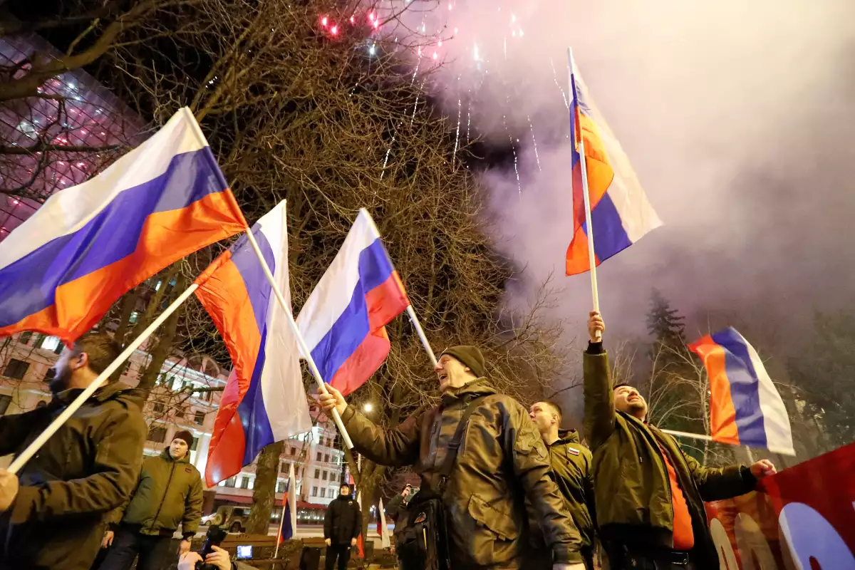 Activistas prorrusos celebran en las calles de Donetsk con fuegos artificiales depués del reconocimiento de Vladimir Putin. 