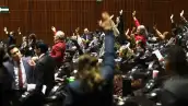 Panorama de discusión y votación en la Cámara de Diputados. En la imagen, la bancada de Morena rechaza una de las reservas emitidas por la oposición.