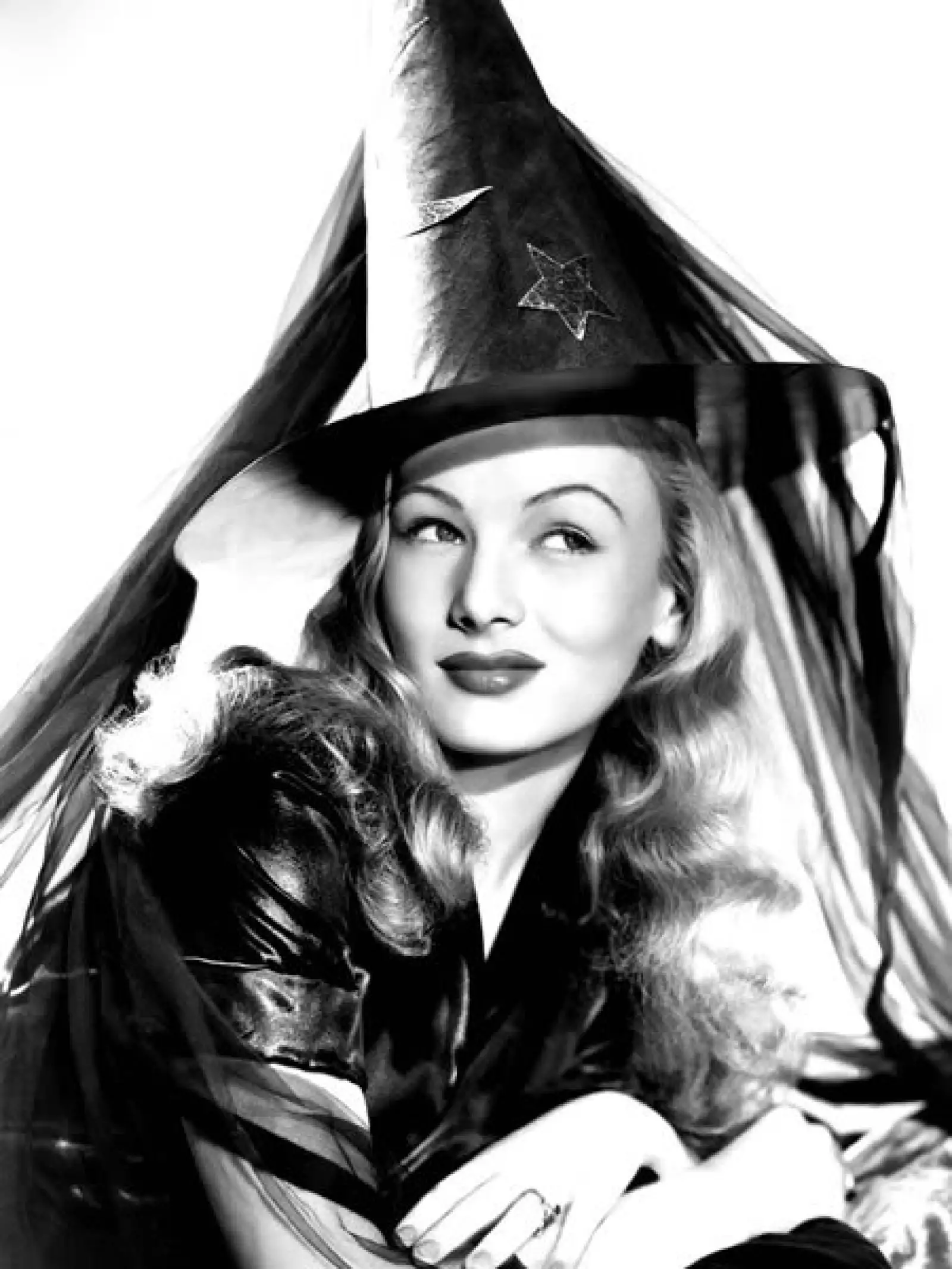 Veronica Lake, en `I married a witch´, ha sido una de las brujas más guapas, con su característica melena rubia, y rasgos muy femeninos.