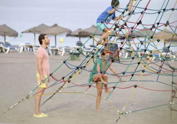 Después de ver al pequeño iniciar el reto, Angelique se decidió y, sin importarle su edad, se subió junto al resto de los niños.