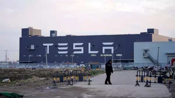 ¿Cuándo inicia la construcción de la planta de Tesla en Nuevo León, México?