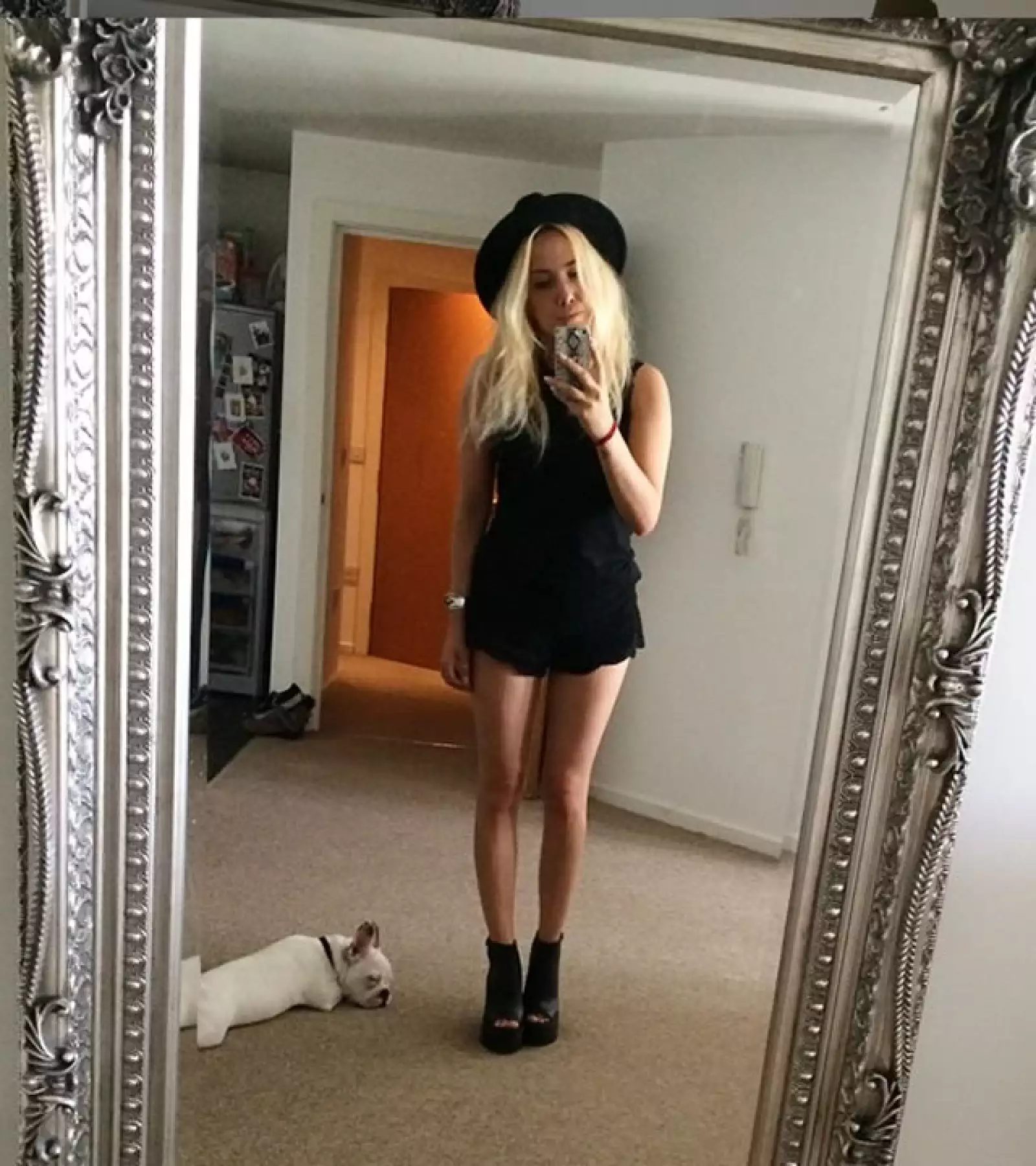 La bloggera inglesa Penelope Armstron de Fasion Fade, con Earl, su bulldog francés.