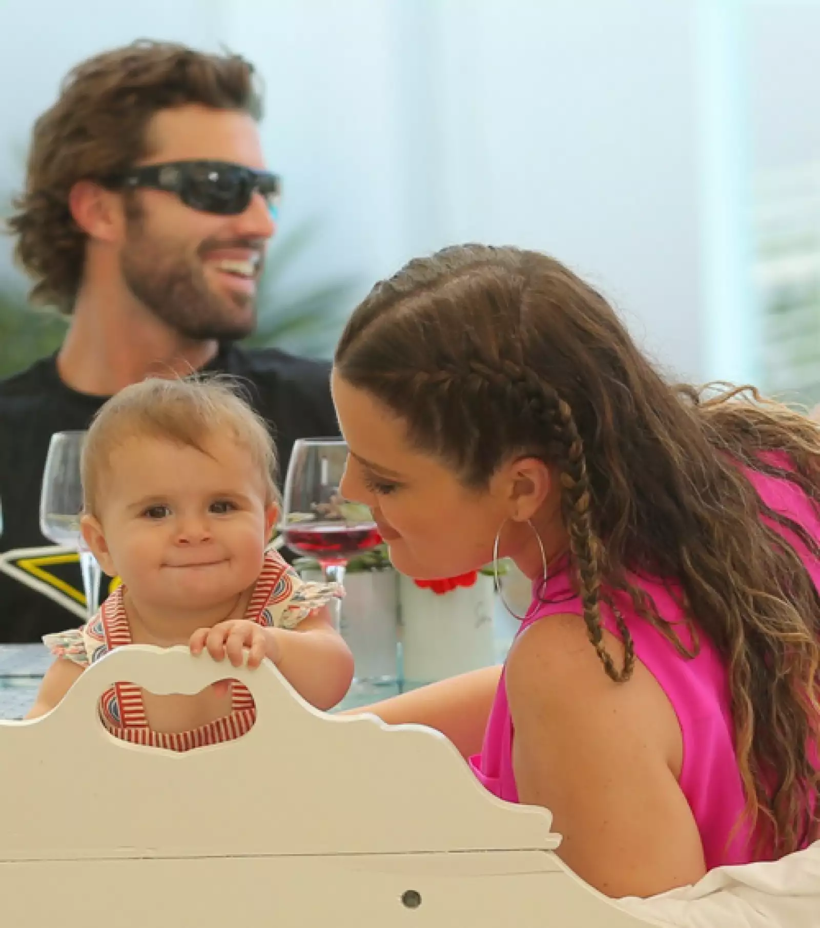 Una de las tías que más la consiente es Khloe, quien en este día tan especial publicó en su cuenta de Instagram: `Feliz cumpleaños número 1 a mi pequeña princesa. Uno de mis ángeles vivientes´.