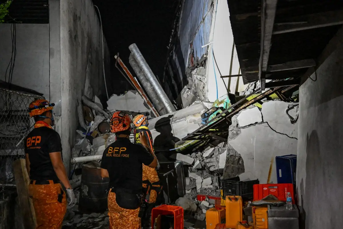 Los socorristas evalúan un edificio derrumbado después de un terremoto de magnitud 7,8 en General Santos City el 8 de junio de 2026. El terremoto en el sur de Filipinas mató al menos a 31 personas, según las autoridades provinciales, después de derribar edificios y provocar advertencias de tsunami en toda la región. 