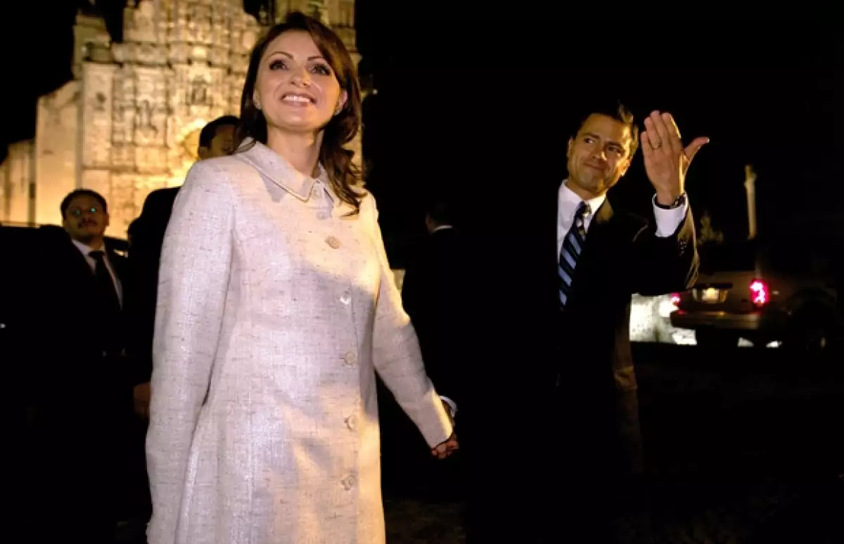 Angélica Rivera acompañó a su ahora esposo, Enrique Peña Nieto, a presentar la nueva imagen turística del Estado de México. El evento se llevó a cabo en Tepozotlán.