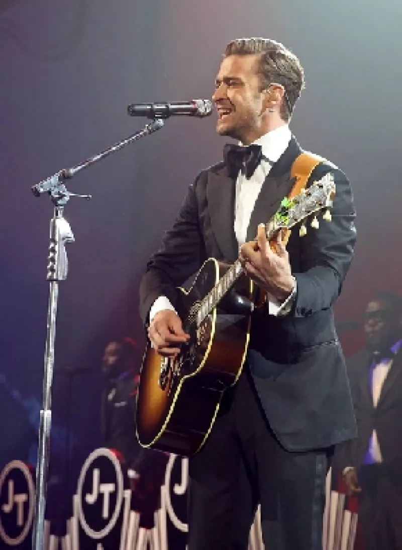 Luego de cuatro años de ausencia, el cantante se presentó con una actitud sexy y cautivadora durante un evento especial previo al Super Bowl.