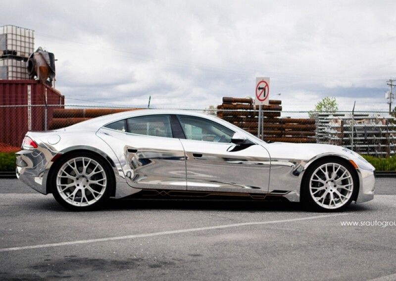 Este es el Fisker Karma cromado, a bordo del cual Justin se ha buscado varios problemas con la policía.