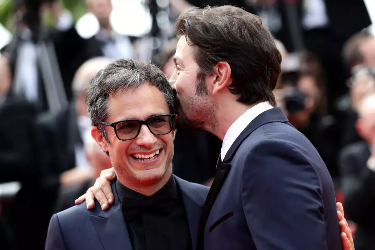 Foto de Diego Luna besando en la cabeza a Gael García durante su llegada al Festival de Cannes.