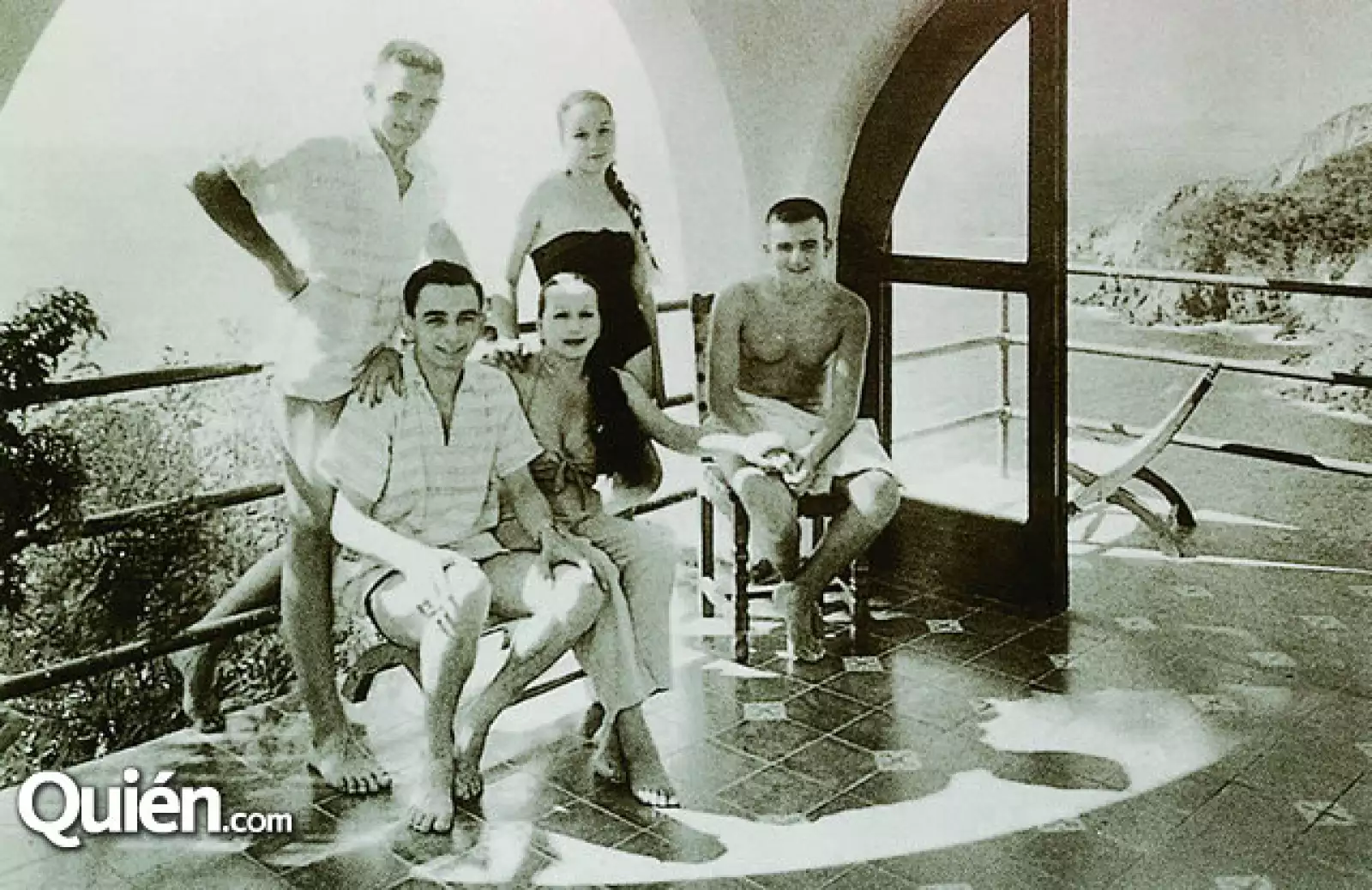 Dolores Olmedo al centro con sus cuatro hijos disfrutando una de las terrazas de La Casa de los Vientos.