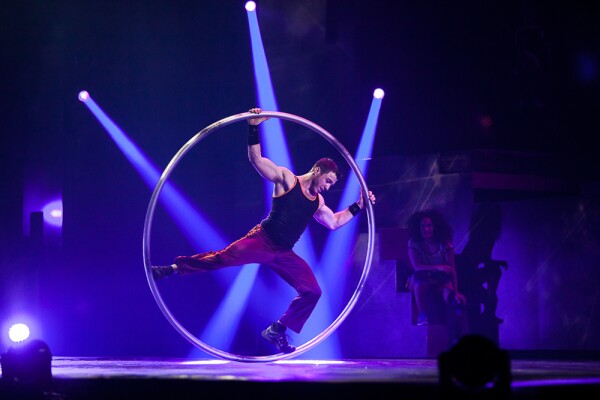 Cirque Eloize.
