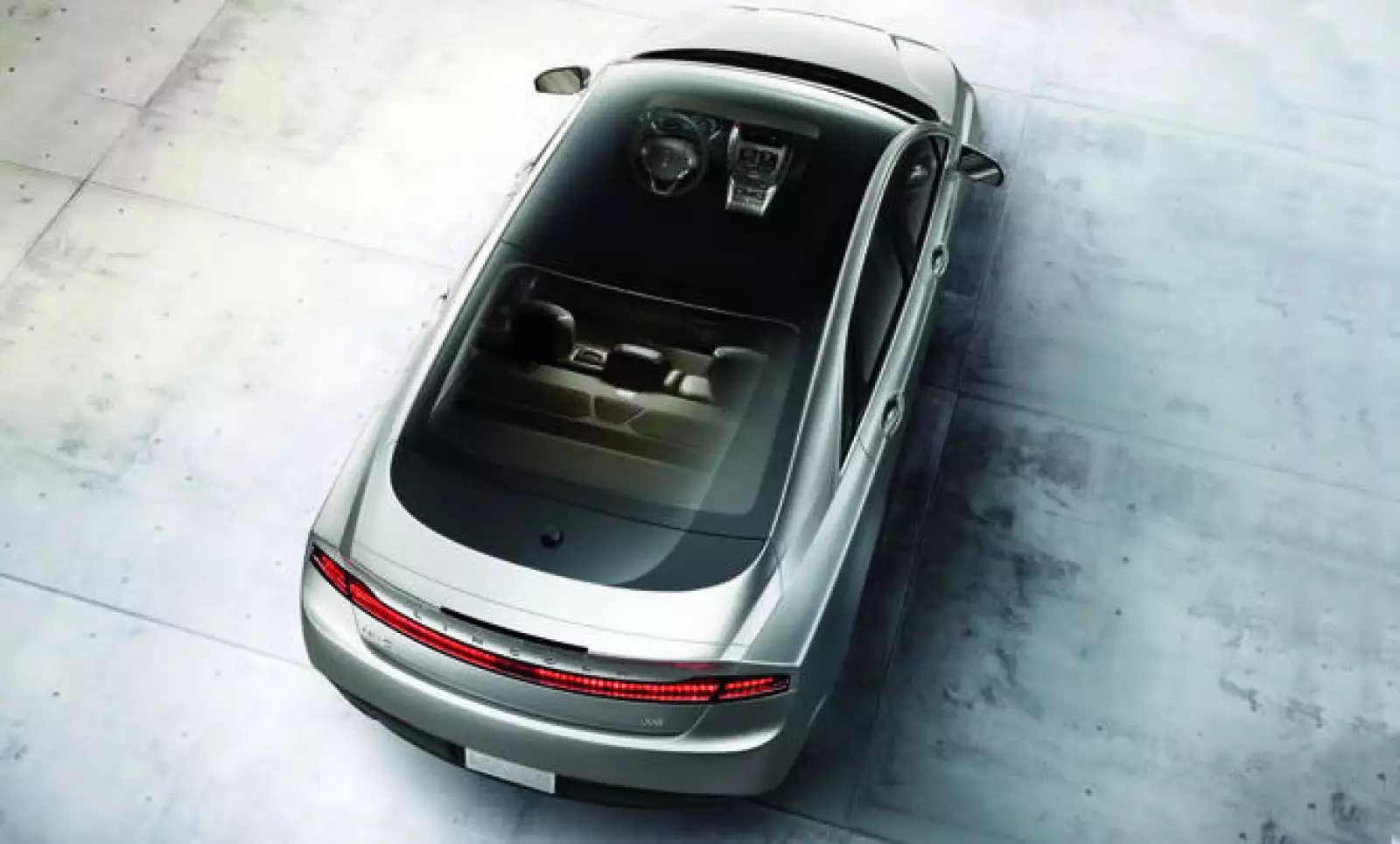 El MKZ 2013 cuenta con un toque de modernidad en su diseño y contiene un toldo de cristal corredizo.