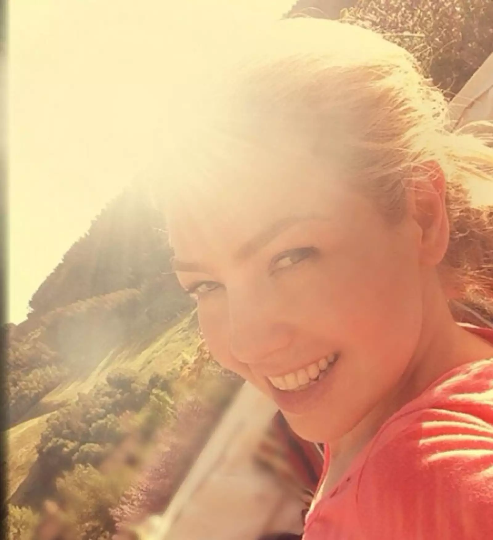 Con nuevo look de rubia, Thalía sonríe a la cámara.