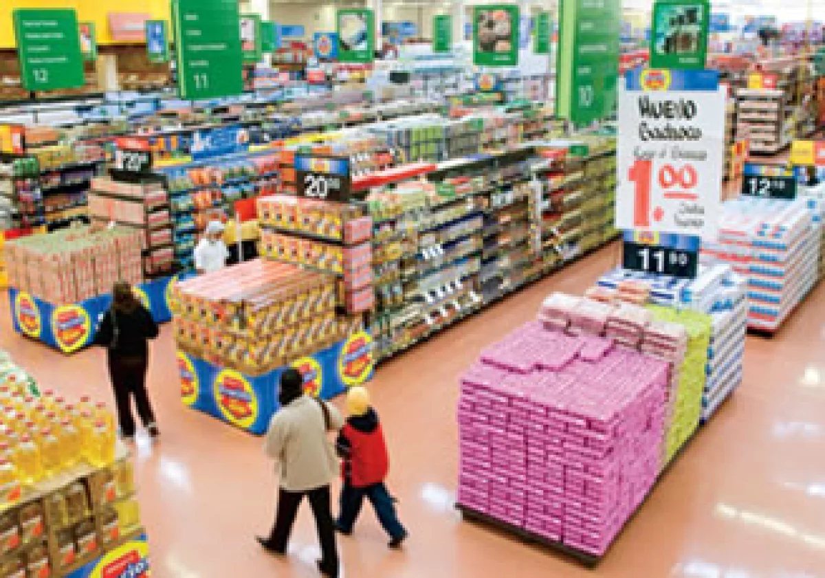 Las principales tiendas de autoservicio aprovecharon la crisis para desatar una campaña de precios bajos. (Foto: Carlos Aranda/MondaPhoto)