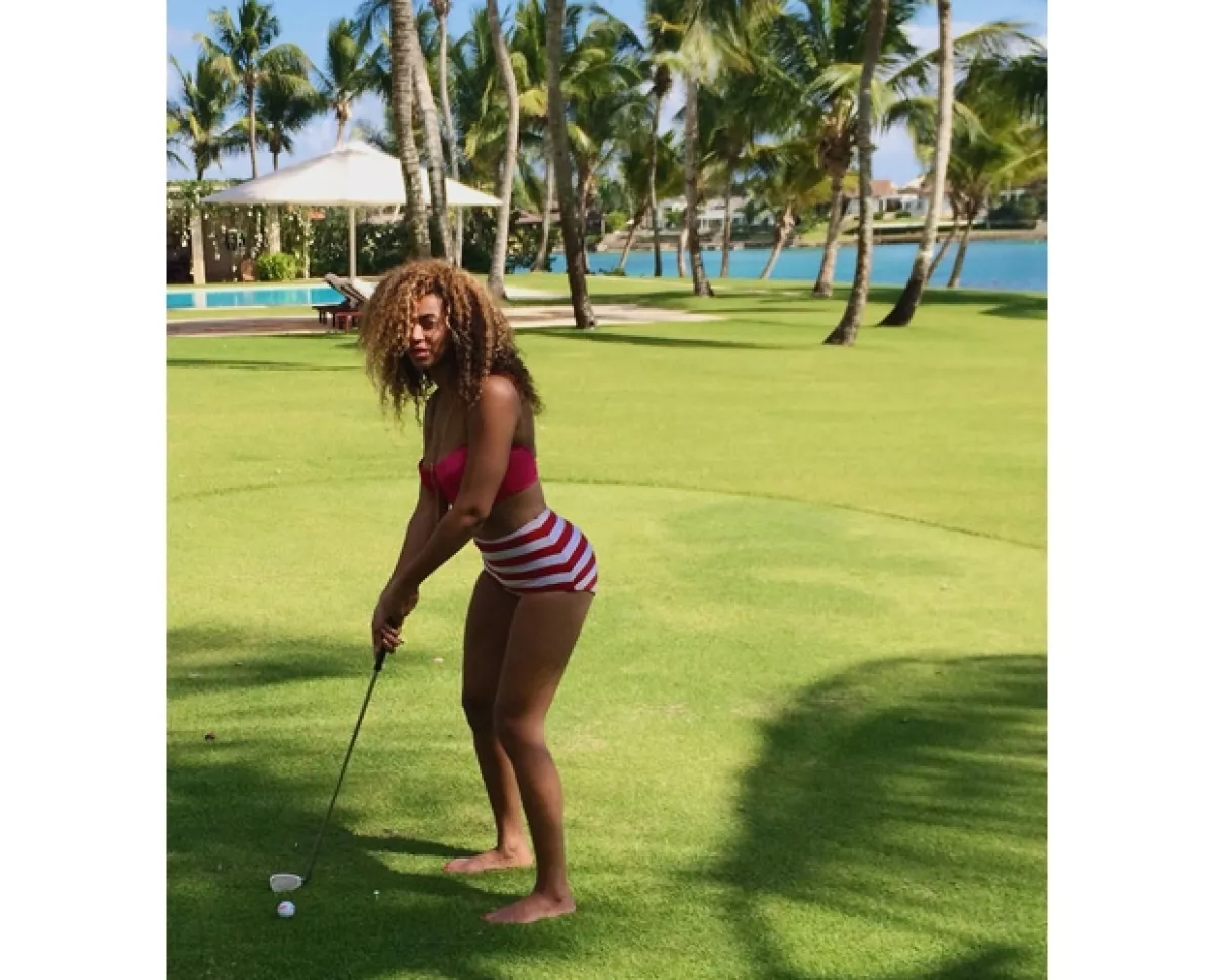 Beyoncé lució varios bikinis durante sus vacaciones. Aquí, jugando golf en uno muy retro.