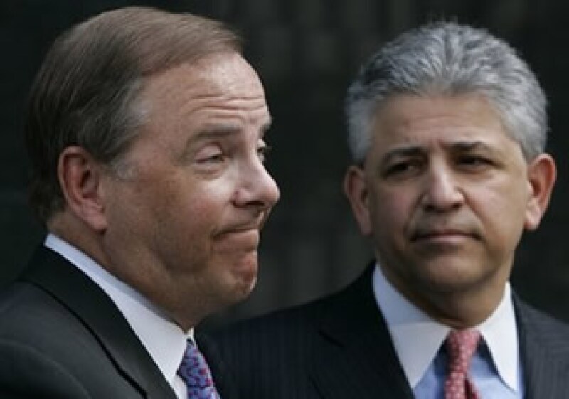 En la imagen Jeff Skilling (izquierda) y su abogado, Dan Petrocelli. (Foto: AP)