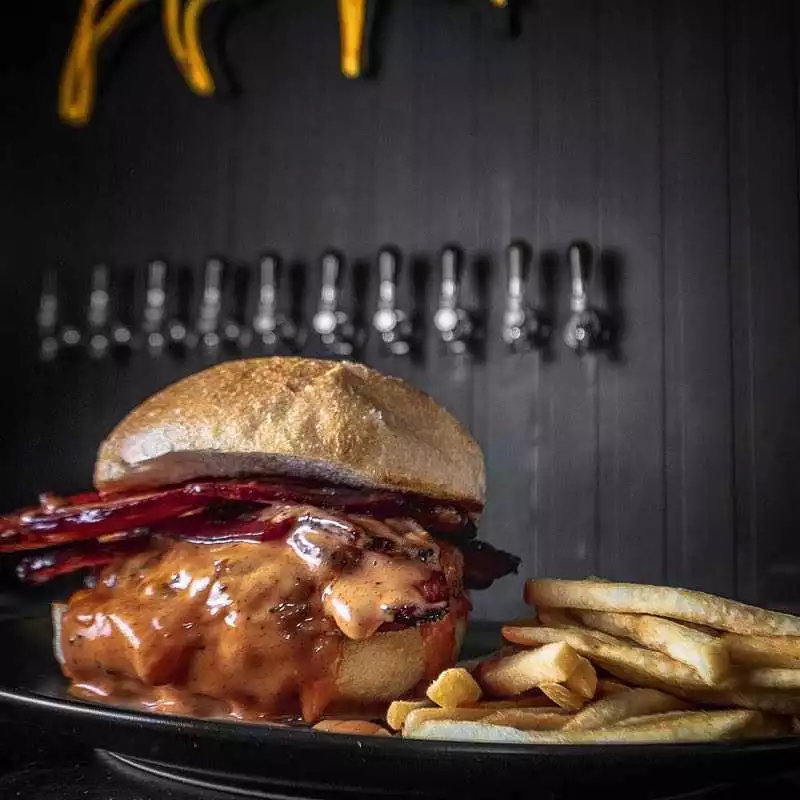 hamburguesa con tocino de Bacon Bar & Tap Room