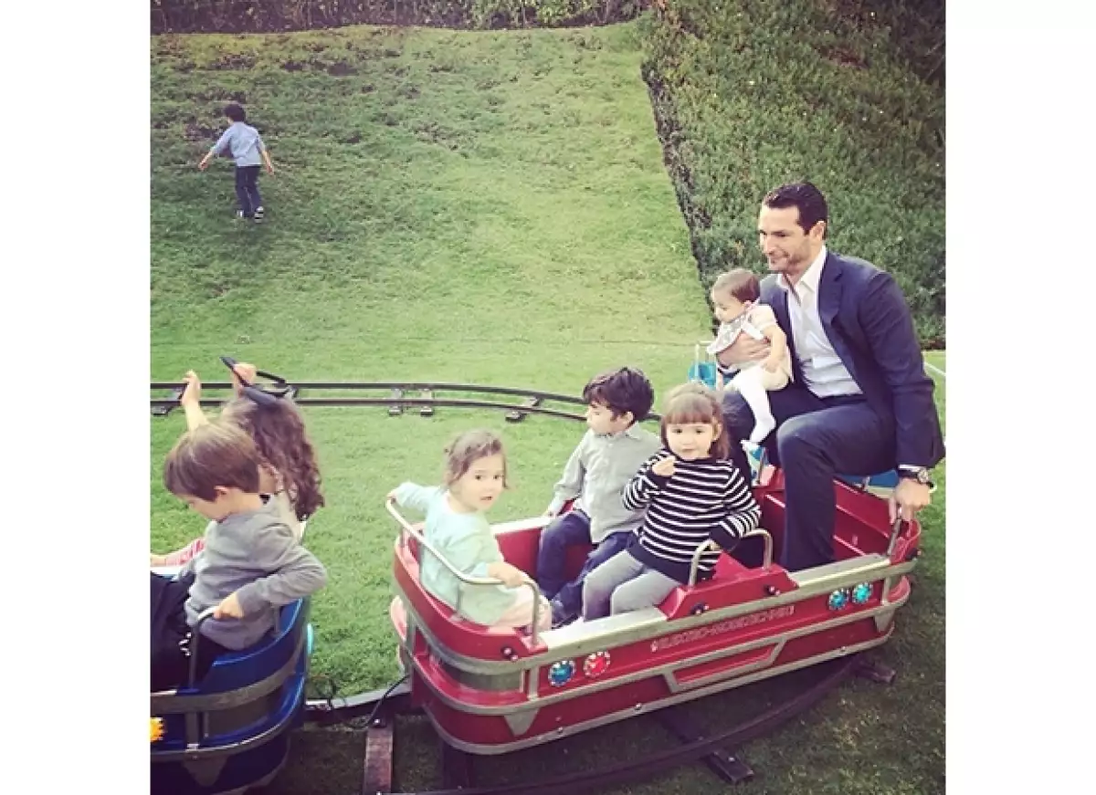 Jacky Bracamontes compartió en Instagram el divertido momento en que, sin pena alguna, su esposo se subió a un juego sólo para niños para hacer que su pequeña disfrutara de un paseo en tren.