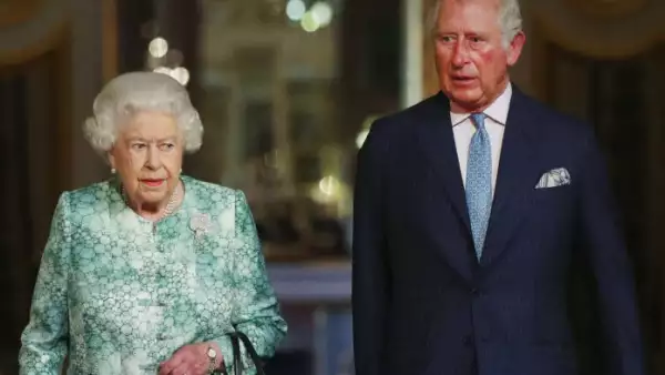 Reina Isabel II y el príncipe Carlos