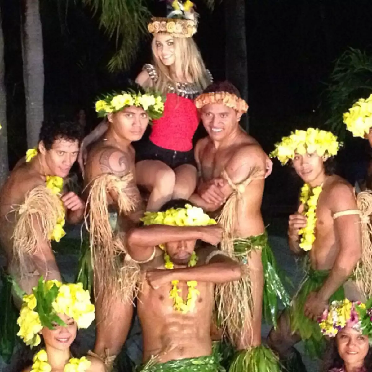 Carmen Electra se sintió parte del show polinesio por un momento.