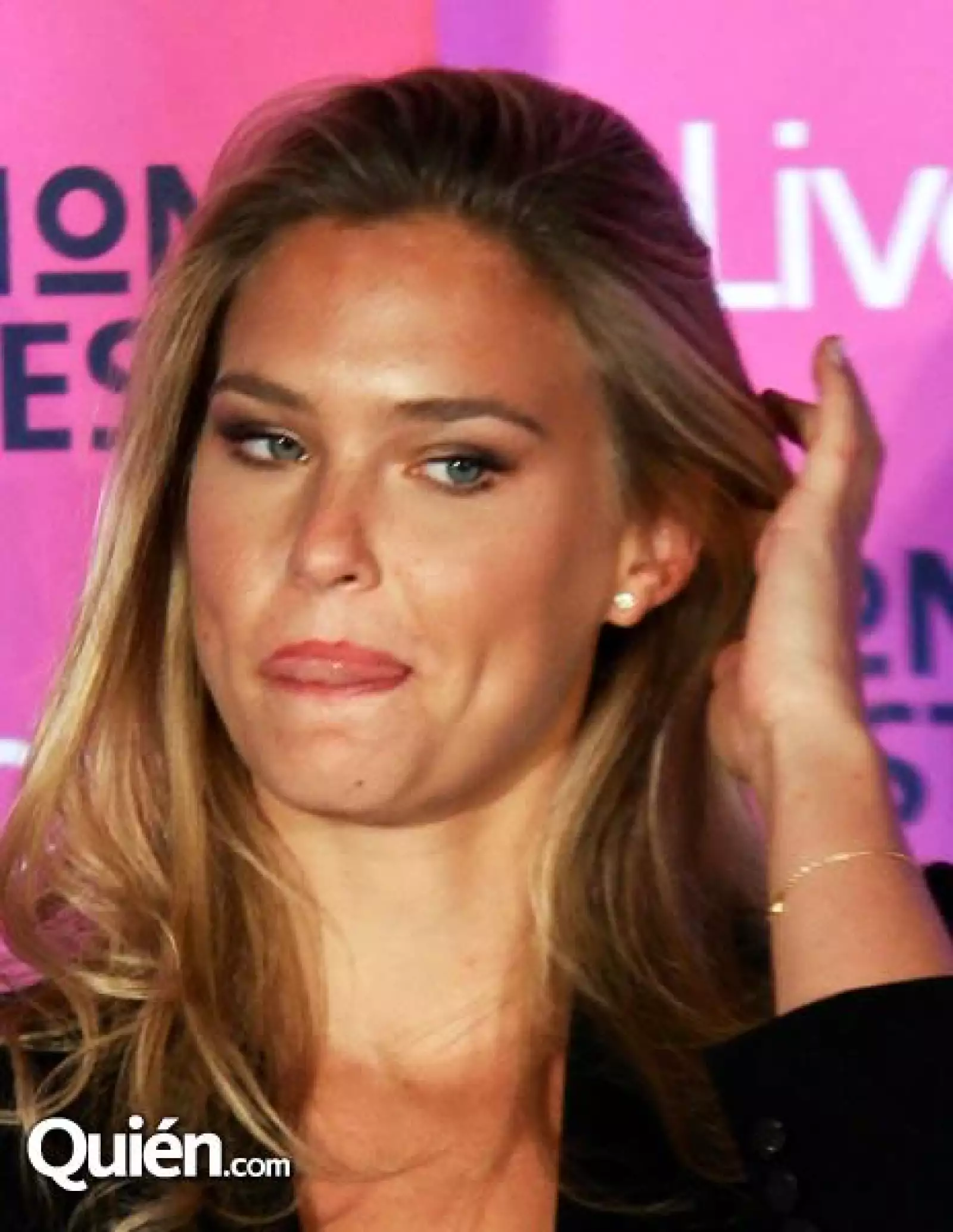 Bar Refaeli Caras y Gestos 1