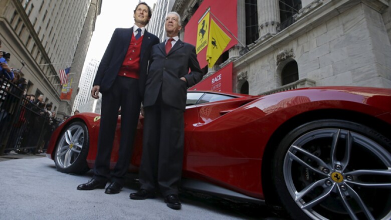 Piero Ferrari (derecha) y John Elkann, presidente de Fiat Chrysler, posaron junto a los autos deportivos.