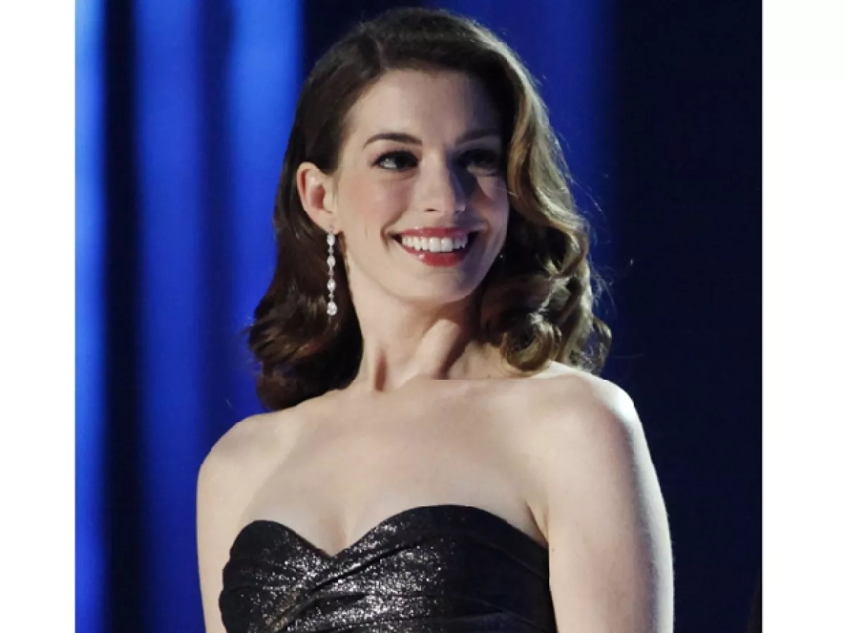 Anne Hathaway lució un peinado muy elegante para el concierto en honor al premio Nobel de la Paz.
