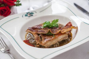 Lechón confitado con lentejas y tocino.jpg