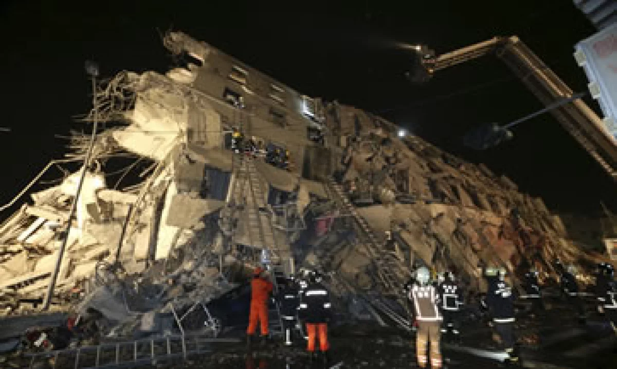 Bomberos trabajan en labores de rescate luego de que un edificio se derrumbara tras el sismo en Taiwán. (Foto: Reuters )