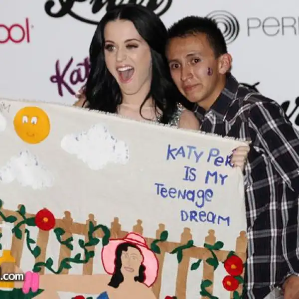 Katy Perry en la firma de autógrafos
