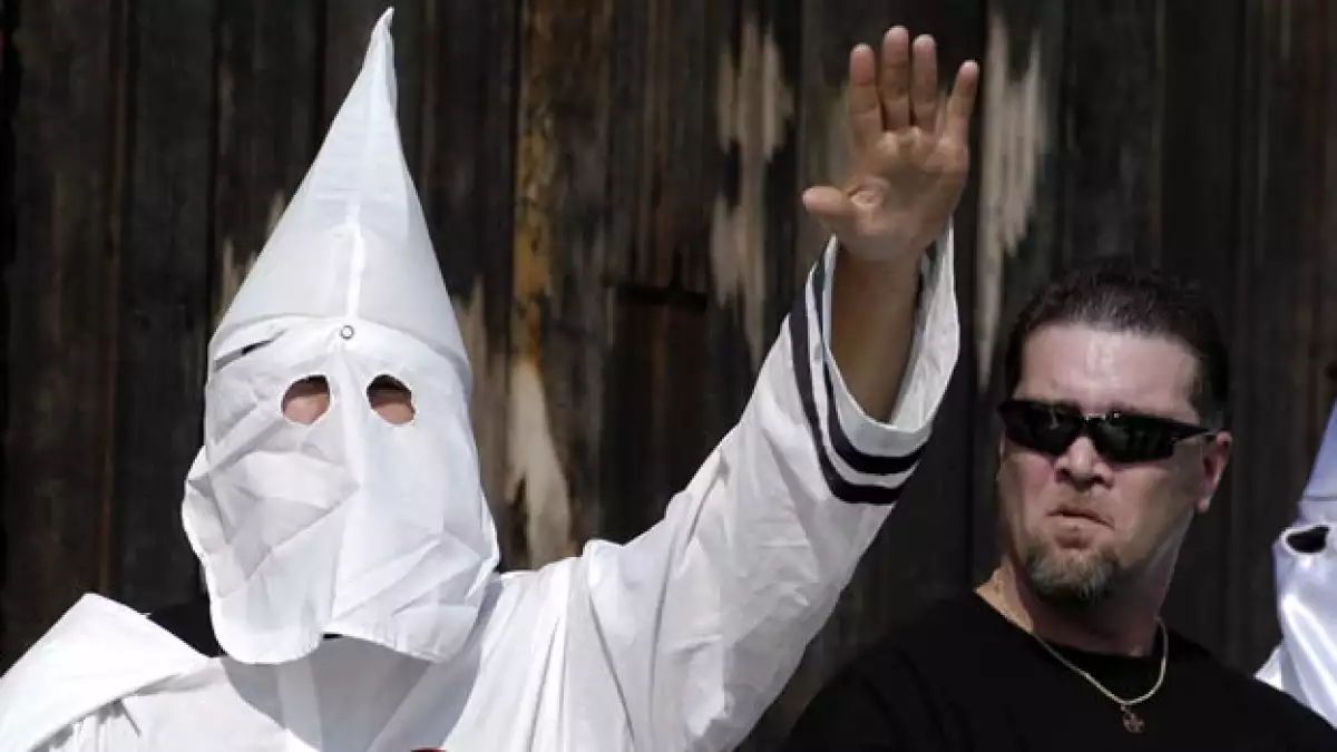 Un integrante del Ku Klux Klan durante la reunión anual del grupo estadounidense en Valley Forge, Pensilvania
