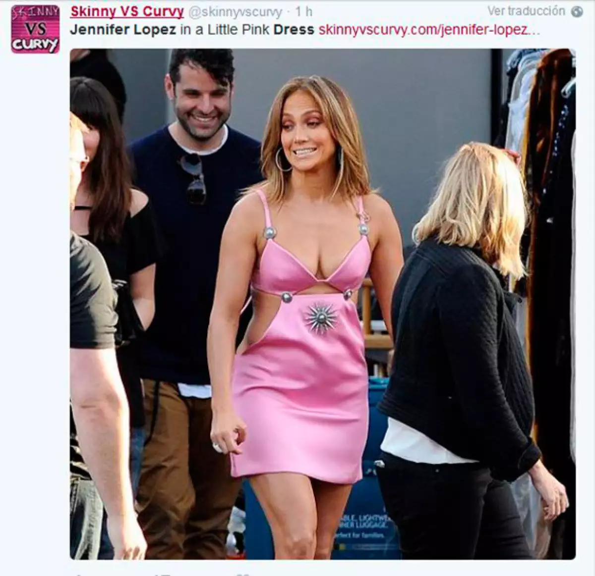 El vestido favoreció poco su silueta.