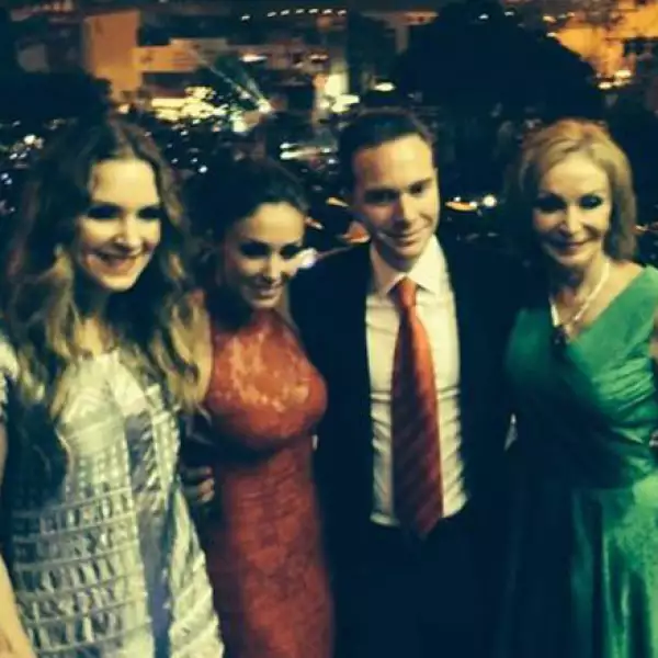 Mientras que Anahí lució el rojo en su vestido, la mamá de Manuel Leticia Coello Garrido optó por el color verde.