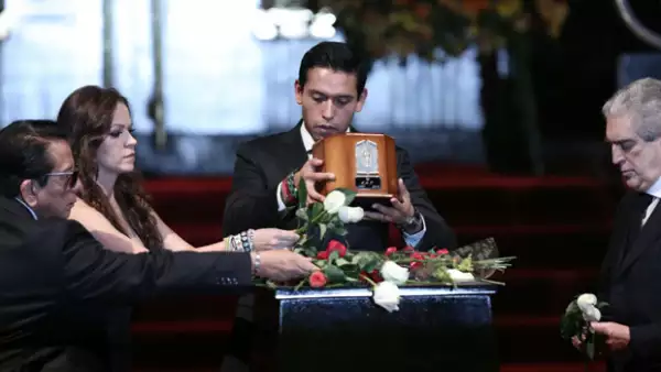 Luego de permanecer cerca de 30 horas en el Palacio de Bellas Artes, las cenizas del cantautor abandonaron el lugar para ser trasladadas a Ciudad Juárez, en donde permanecerán definitivamente.