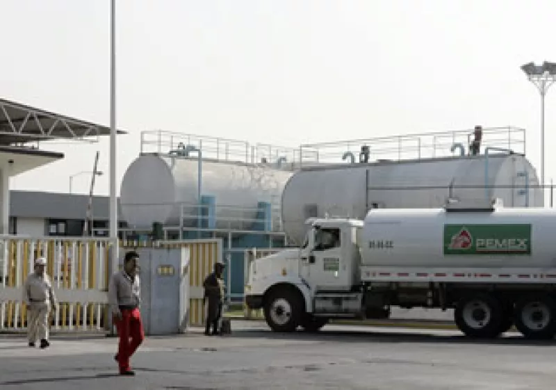 A pesar de sus problemas financieros, Pemex todavía tiene entrada a los mercados de deuda. (Foto: AP)