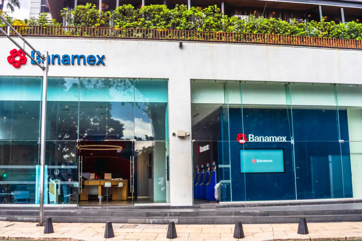 Sucursal de Banamex ubicada en Avenida Paseo de la Reforma en Ciudad de México, en la cual tienen abiertas sus puertas, pero no se observan a usuarios ingresar.