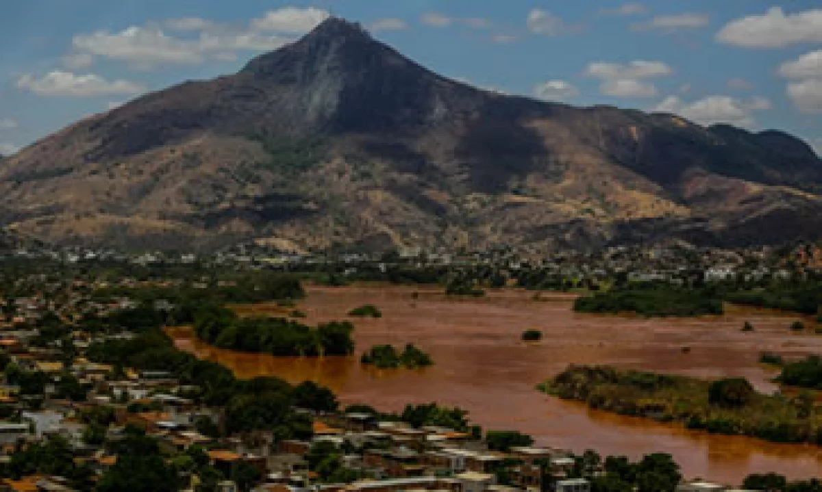 El accidente de noviembre de 2015 provocó un tsunami de lodo y desechos tóxicos. (Foto: AFP )