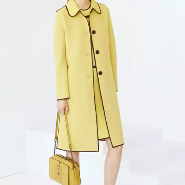 Los bordes de color en los abrigos dan ese aire característico de los años 70.