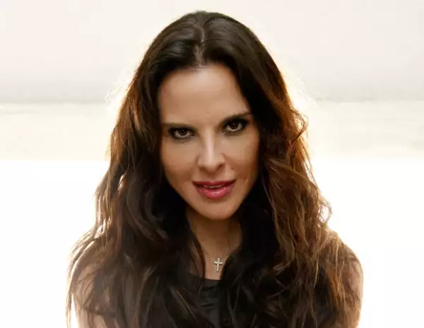 Kate del Castillo sufrió un accidente mientras conducía un auto de carreras en un evento benéfico.