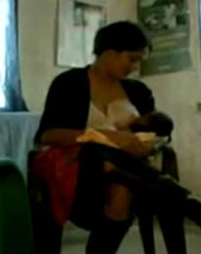 La actriz realizó un viaje a Sierra Leona, África como parte de una campaña para la UNICEF, donde le dio de comer a un niño hambriento cuya madre no tenía leche.