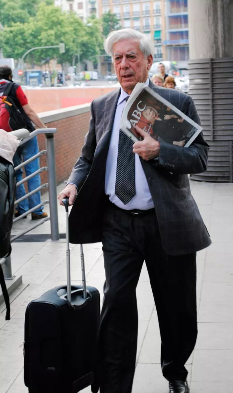 La hija de la filipina aseguró a una conductora española que su madre y el escritor ya tienen tiempo saliendo, desmitiendo el comunicado de su esposa Patricia Llosa.