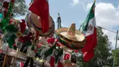 Carro de venta de artículos patrios se instala en la colonia Roma Norte. Hay sombreros, banderas y regiletes. 