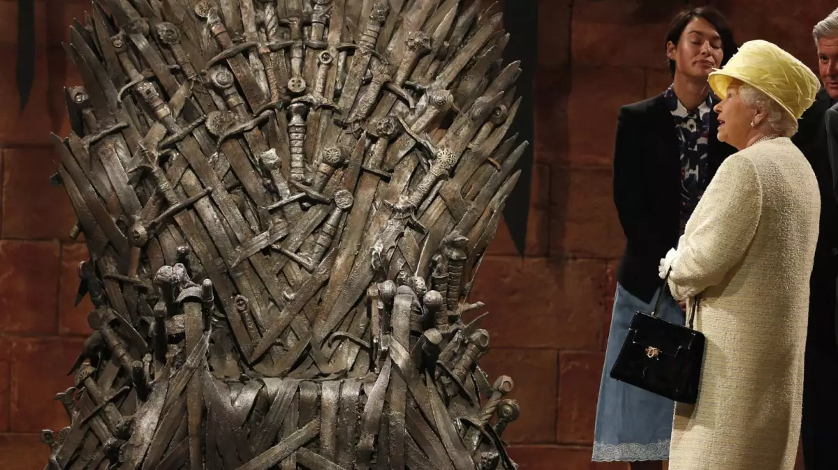 queen-elizabeth-iron-throne.jpeg
