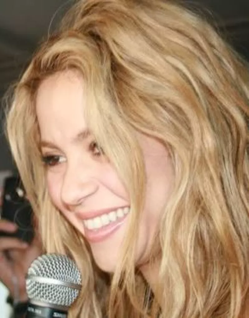 Luego del éxito que ha tenido, la cantante invitó a sus fans a participar en el concurso Loba, que consiste en crear un video animado basado en el original.